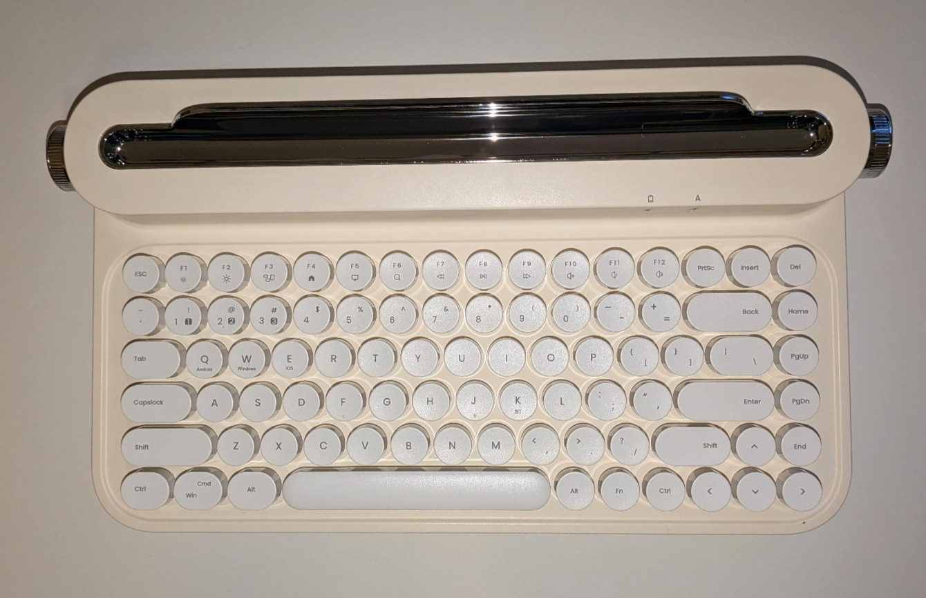New in Box - Yunzii Actto Retro Mini Bluetooth Keyboard - Cream