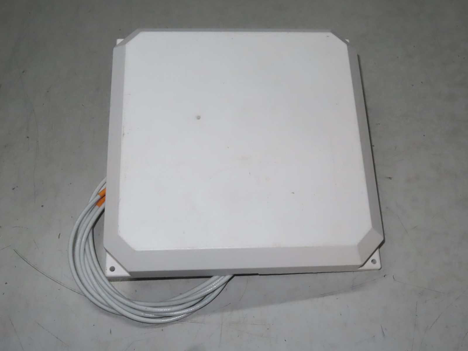 Cisco AIR-ANT2566D4M-R 2.4 GHz and 5 GHz Dual-Band Directional Array