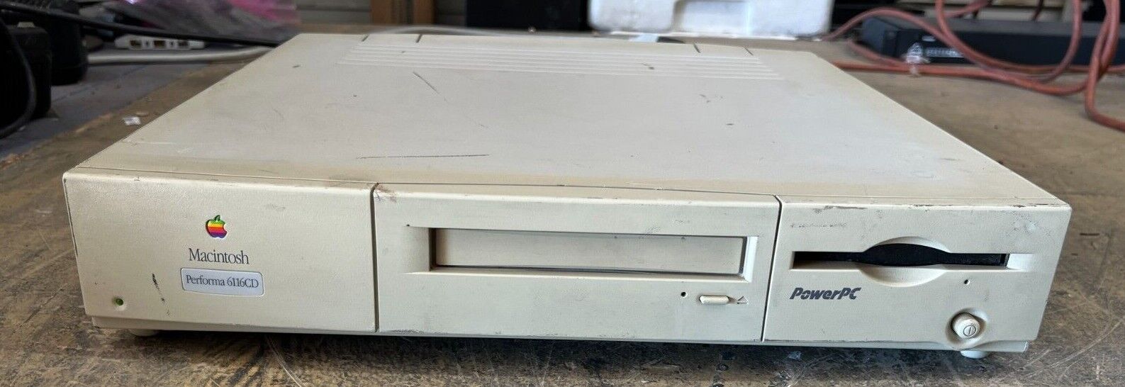 Apple Macintosh Performa 6116CD Computer - Model: M1596