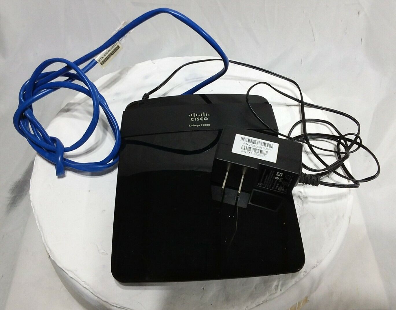 Cisco Linksys E1200 4-Port Gigabit Ethernet Dual-Band Wireless Router & Adapter