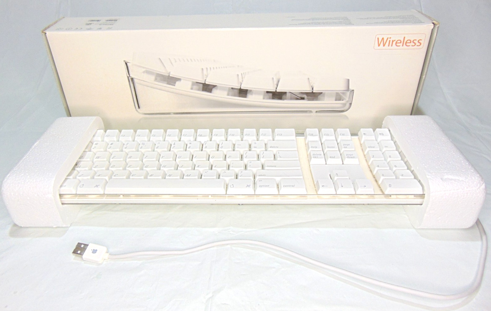 Original Apple USB Keyboard A1048 With 2-Port USB Hub Clean Works Box not match
