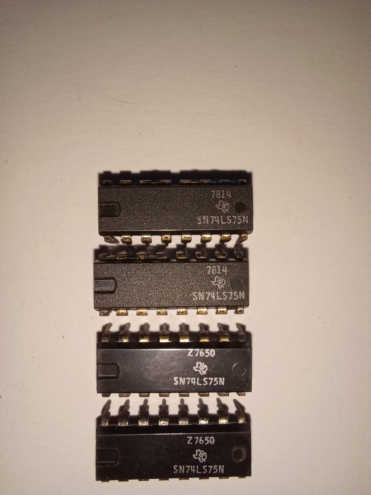 LOT of 4* Texas Instruments SN74LS75N BISTABLE QUAD LATCHES VINTAGE FROM 1978