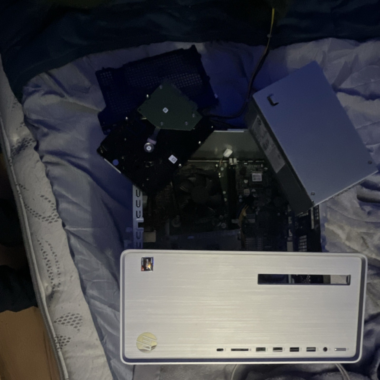 HP Pavilion TP01-2096 Desktop PC Silver, Model TP01-2096. ( READ DISCRIPTION)