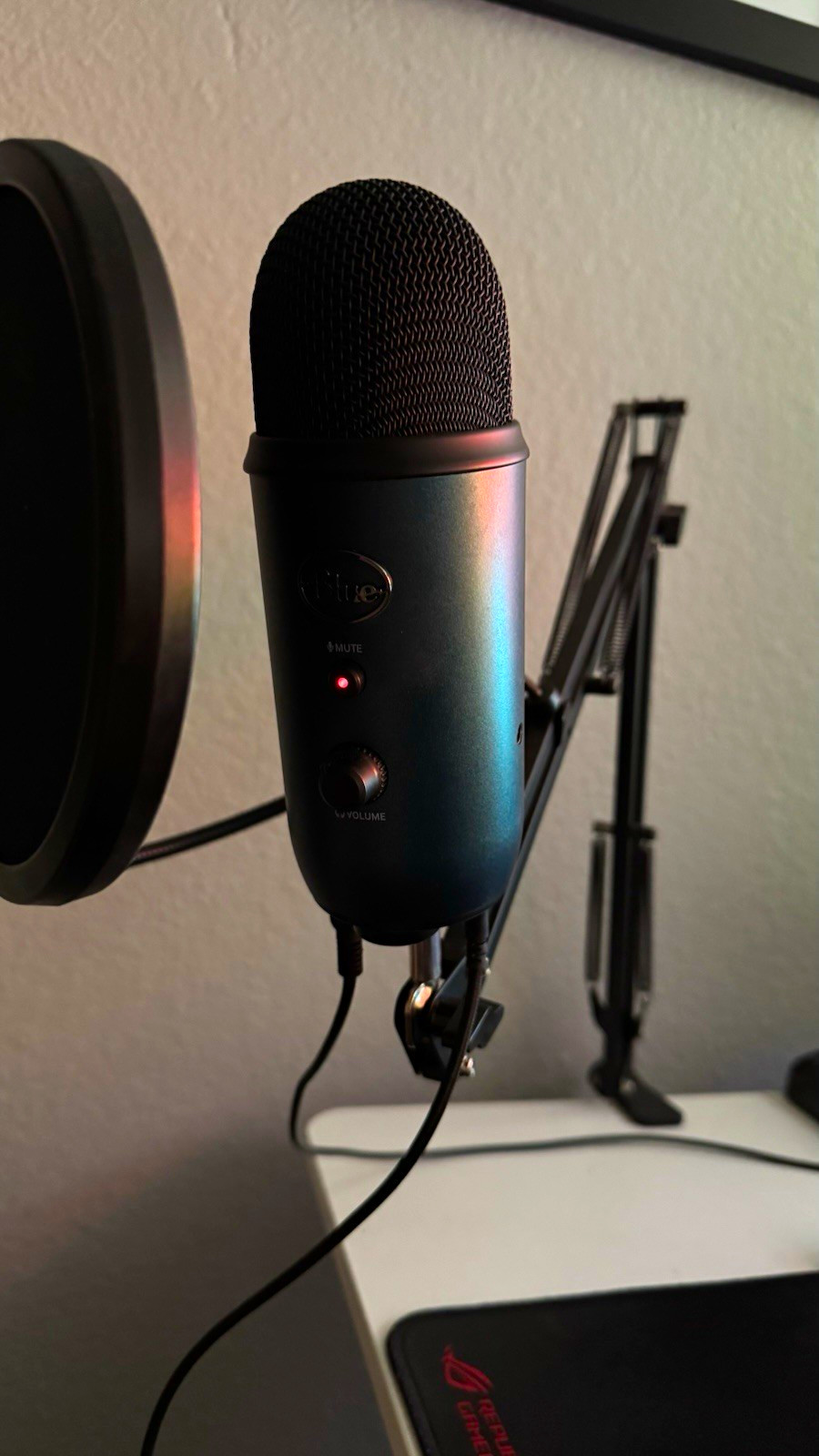 Blue Yeti USB Microphone W/ Mounting Arm
