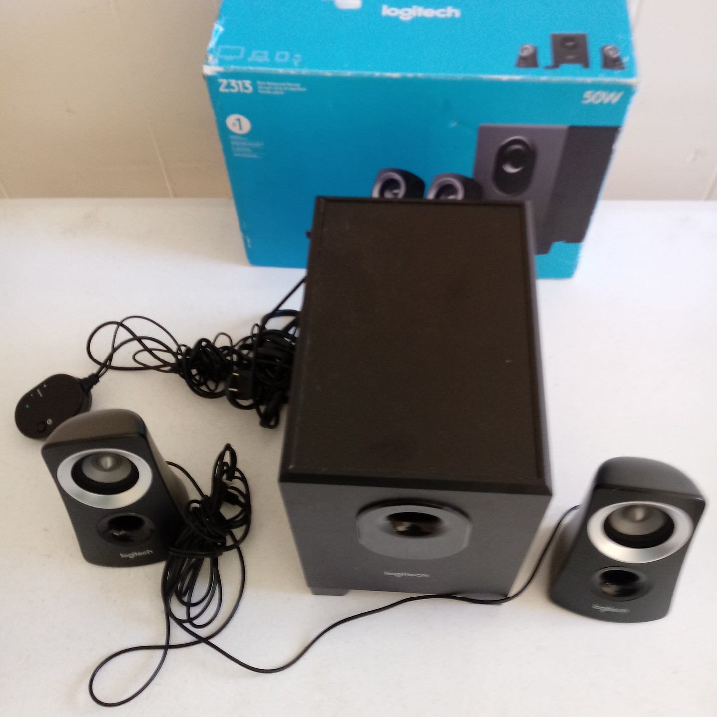 Logitech Z313 2.1 Multimedia Speaker System with Subwoofer Black