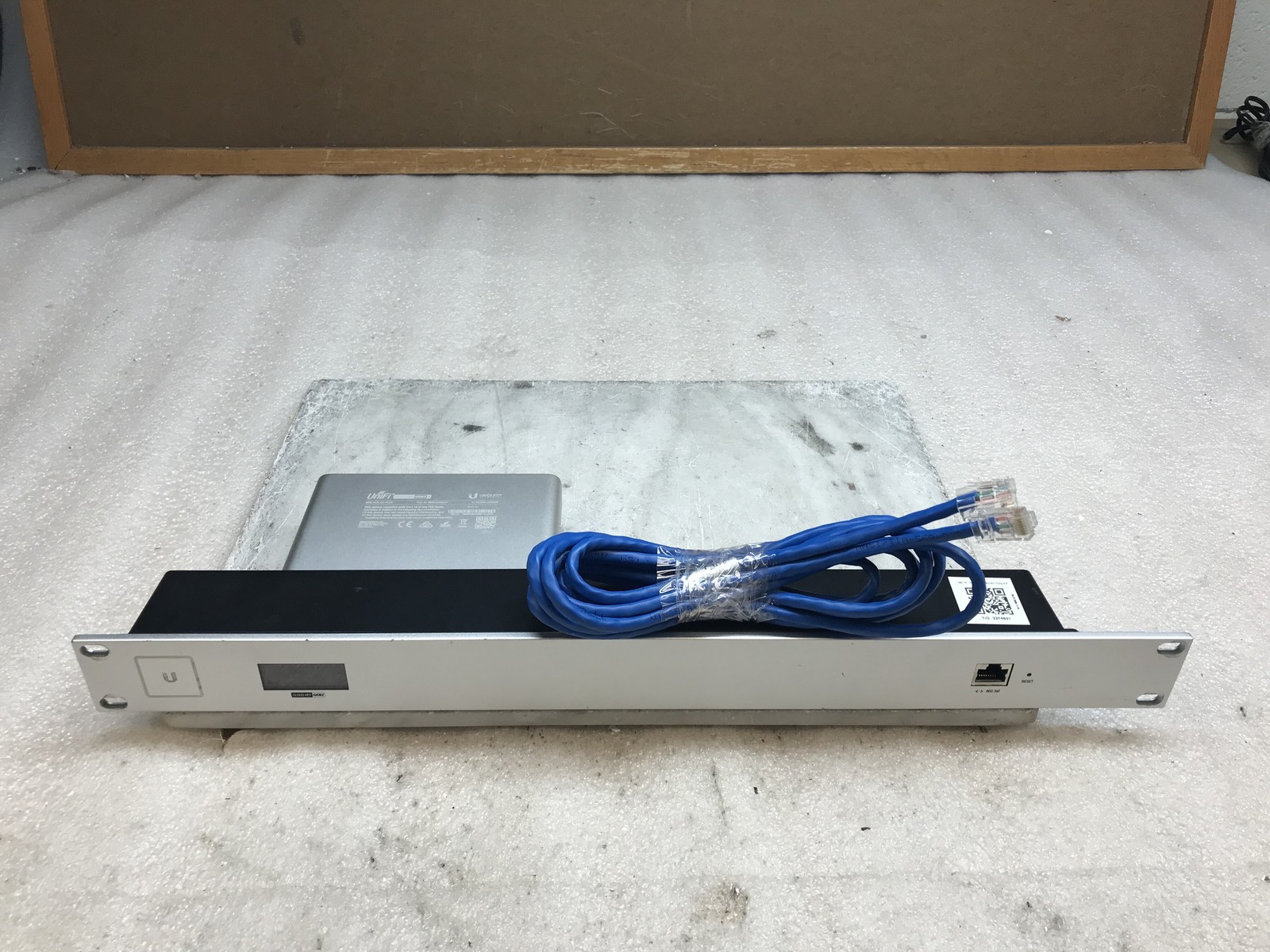 1TB Ubiquiti UniFi CloudKey Gen2 Plus UCK-G2-PLUS w/ Rack Mount - Tested