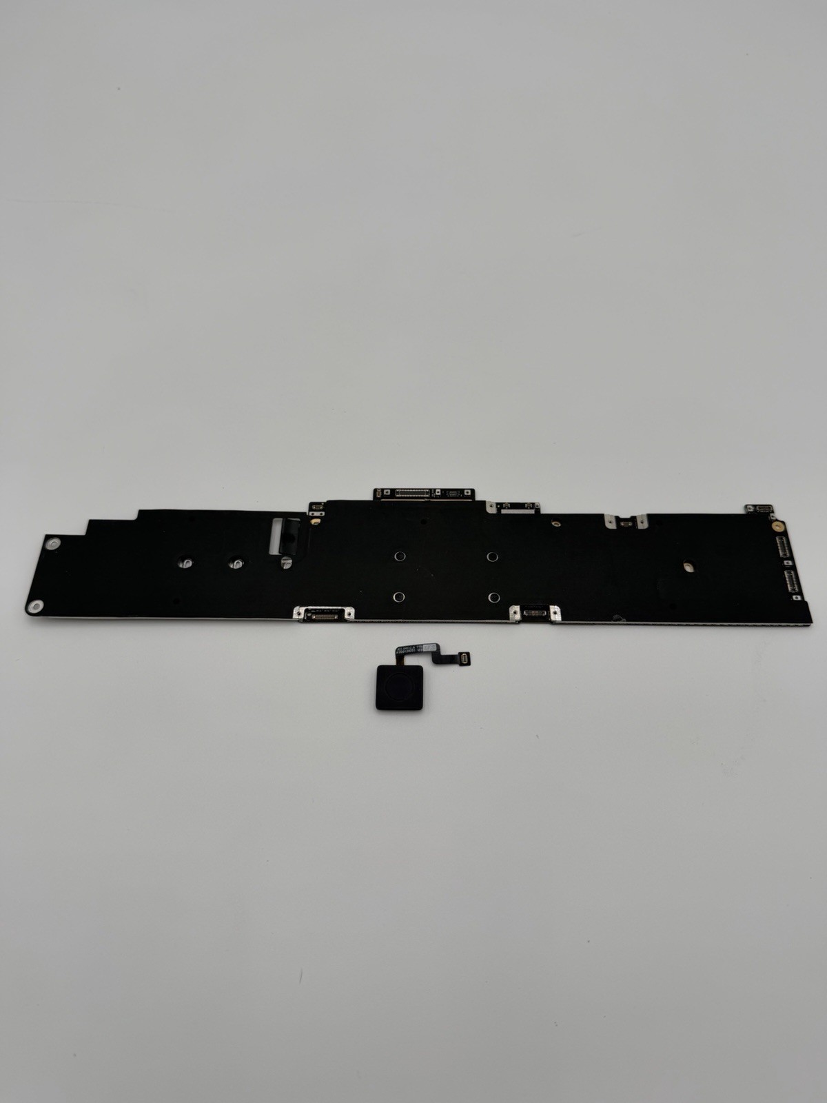 Genuine Apple MacBook Air 13" Logic Board. A2681, M2. FOR PARTS | LOCKED