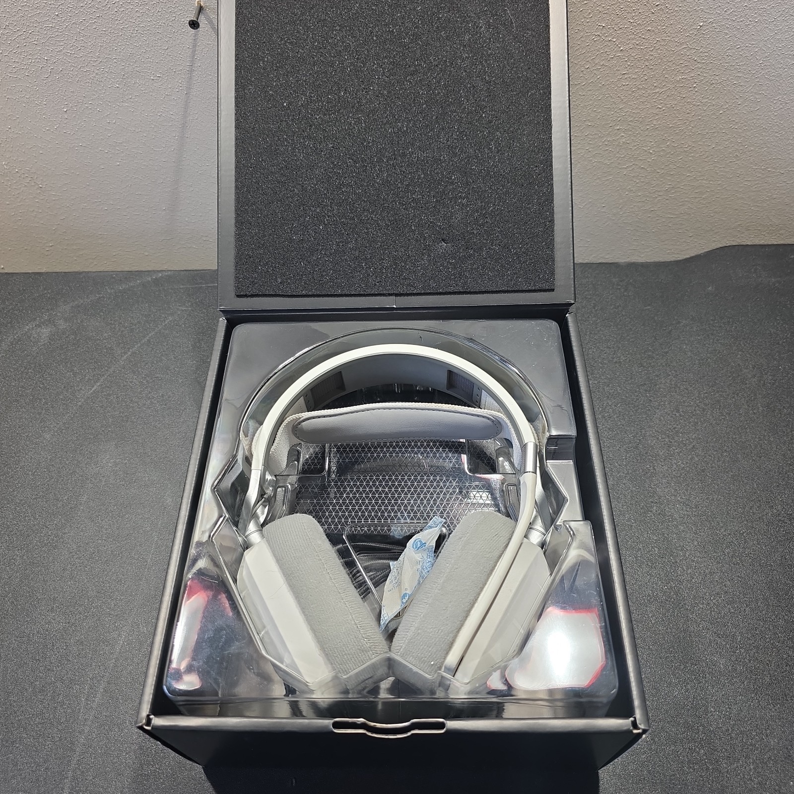 Corsair HS80 RGB Wireless 2.4GHz Slipstream USB Boom Mic Headset White/Gray