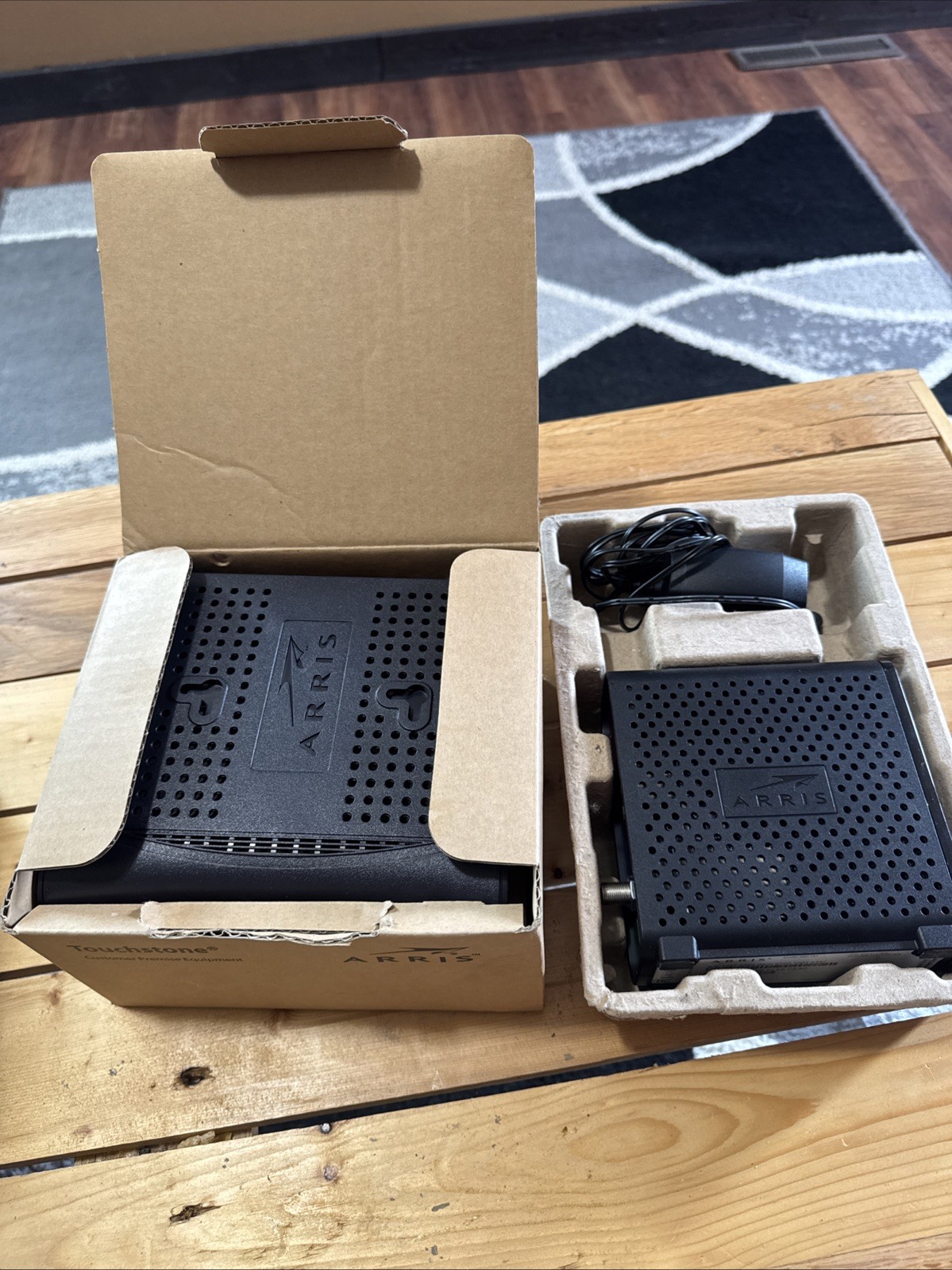 Arris / Touchstone CM550A DOCSIS 2.0 Cable Modem And Router Easy Install