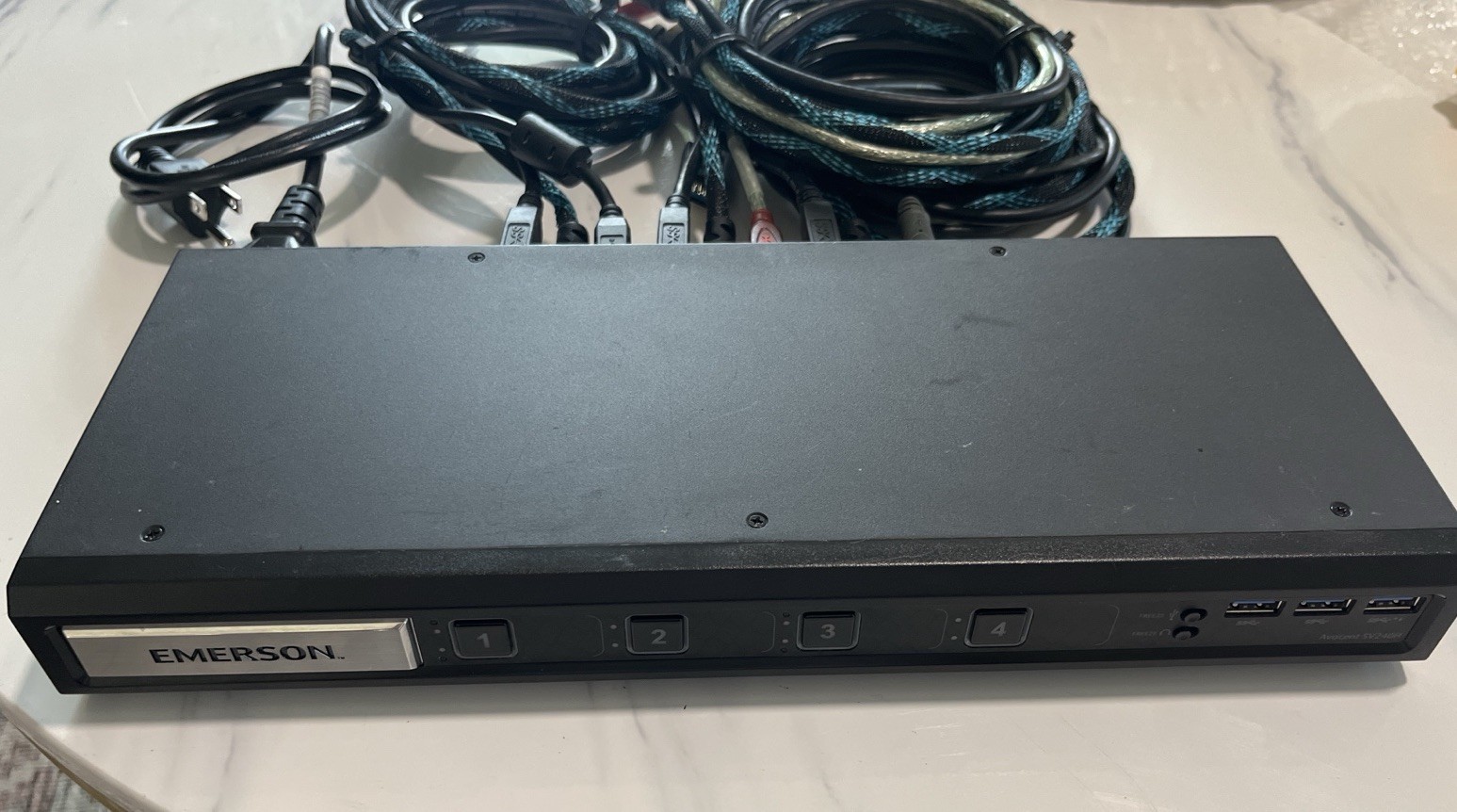 Emerson Vertiv Avocent SV240H 4-Port HDMI KVM Switch 520-989-501 w/ Cables
