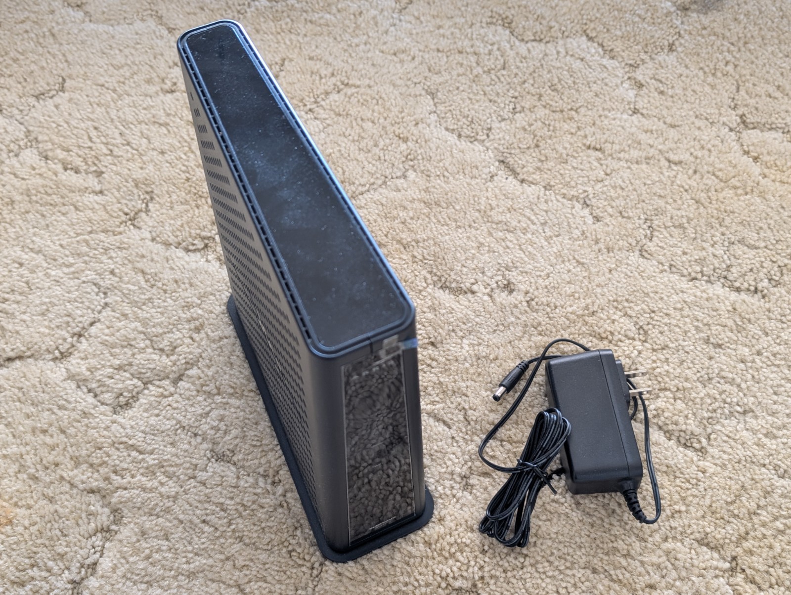ARRIS Surfboard SBG8300 Cable Modem & Wi-Fi Router and 32x8