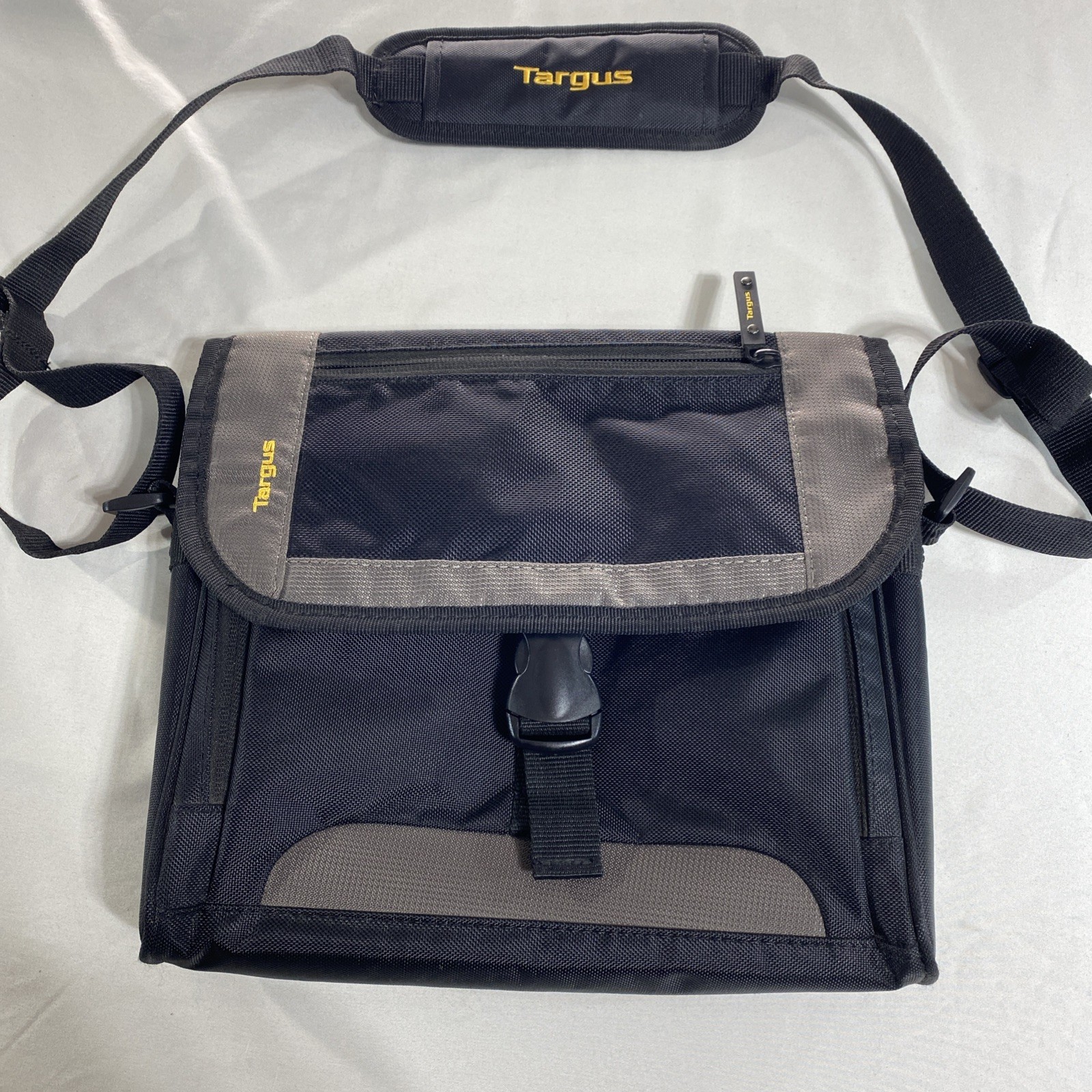 Targus CityGear Mini Messenger iPad Tablet Bag Soft Case 12”x9” TSM148-50