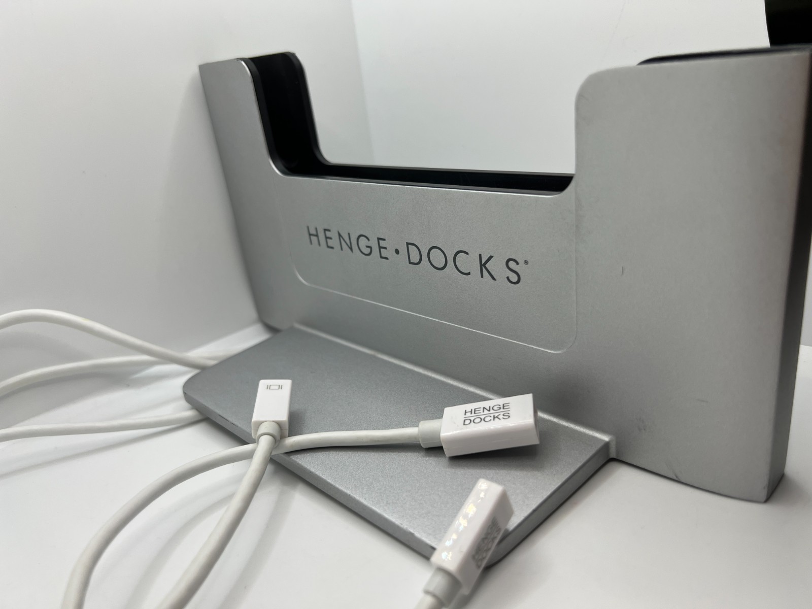 Henge Docks HD04VA15MBPR 15" MacBook Pro Retina Vertical Dock Metal Edition