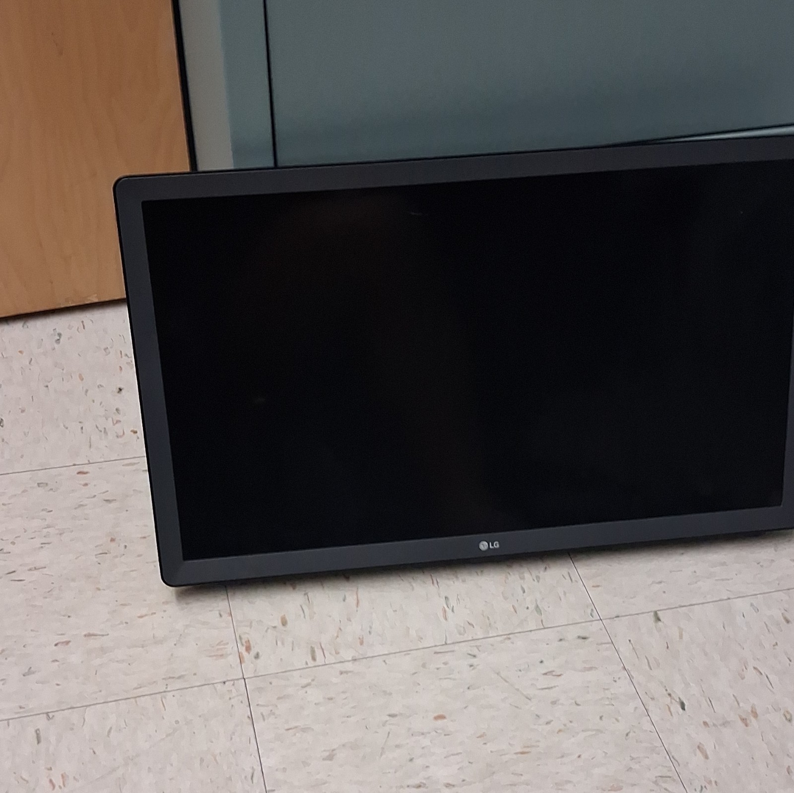 LG Model LG Black Flat Screen Computer Monitor 19-22.9 in 16:9 Display