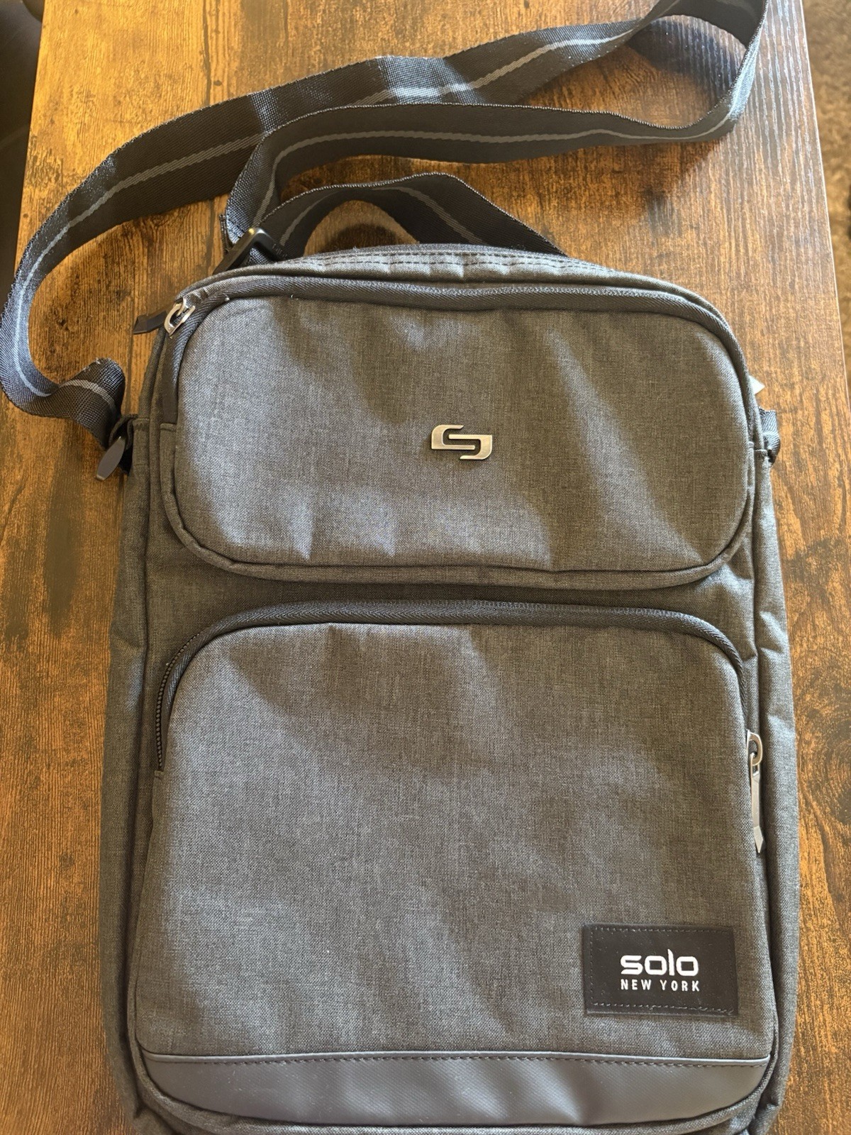 Solo New York Ludlow Universal Tablet Sling Crossbody Bag Gray NWOT Fits 12.9"