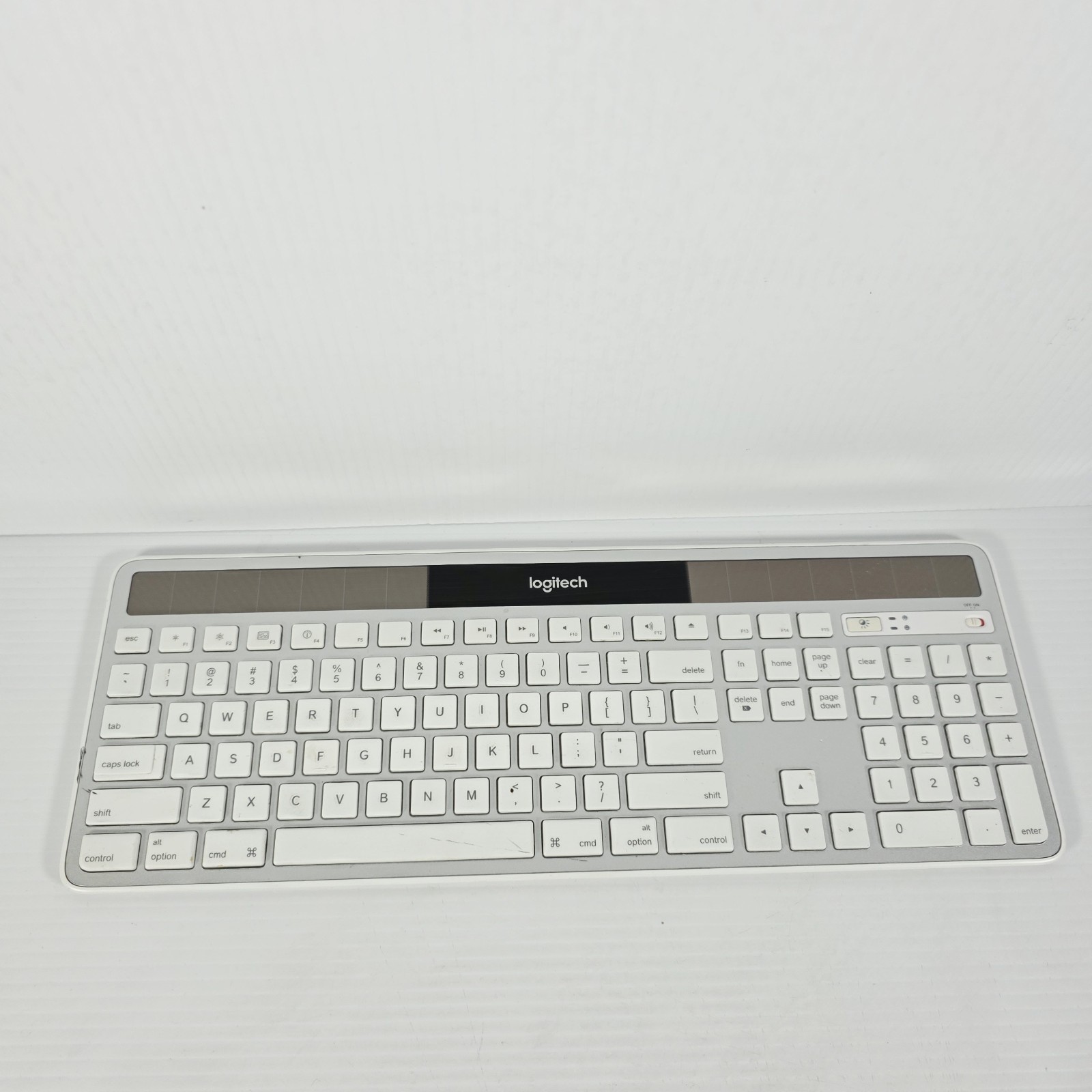 Logitech K750 Wireless Keyboard — Solar Recharging -  Silver - MAC/Apple