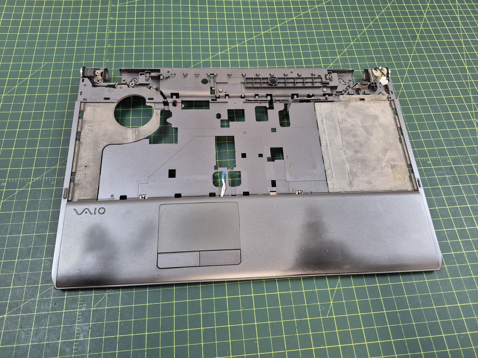Sony Vaio VPCF1 Series 16.4" Laptop Palmrest W/ Touchpad 012-101A-2676-D #e538