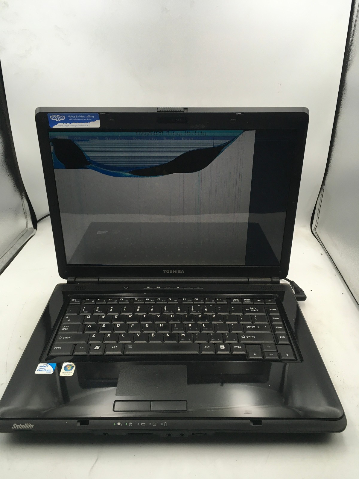 TOSHIBA SATELLITE L305 S5933 -FOR PARTS/BAD LCD- INTEL T3400 - 2GB RAM -READ- BB