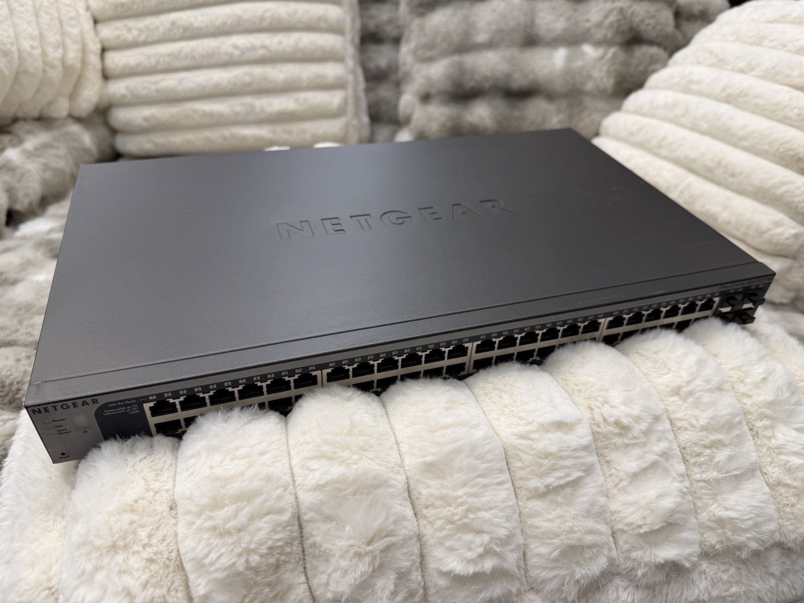 NETGEAR ProSafe GS752TXS 52-Port Stackable Smart Gigabit Switch SFP+