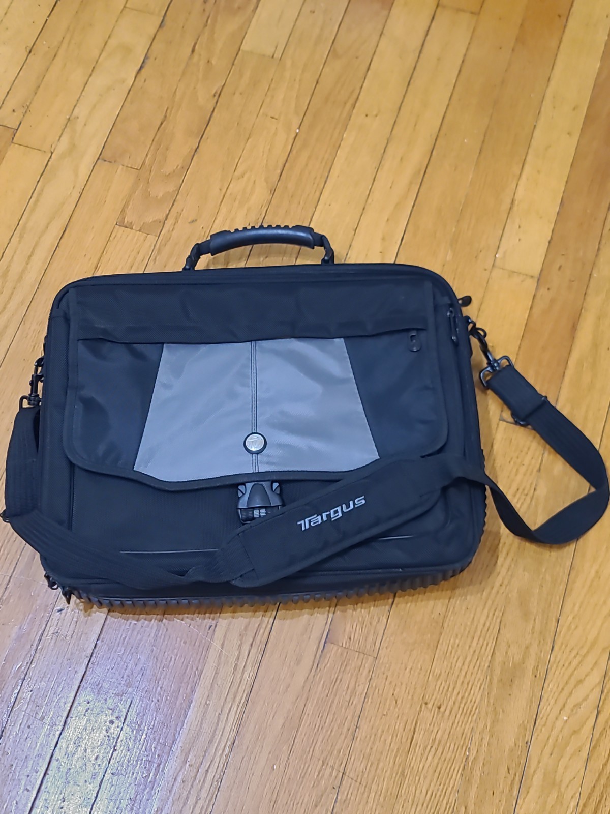 Targus CPT401D-10 Blacktop 17" Deluxe Laptop Case Computer Bag Dome System 