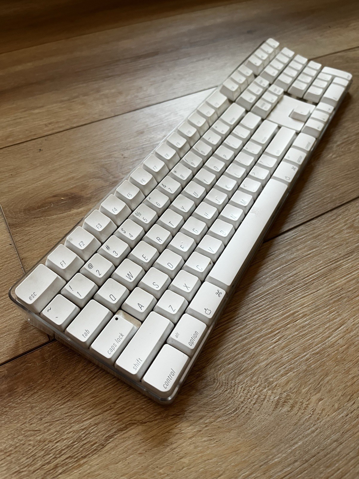 Apple A1016 Wireless Bluetooth Keyboard White Tested Powers On Vintage Mac
