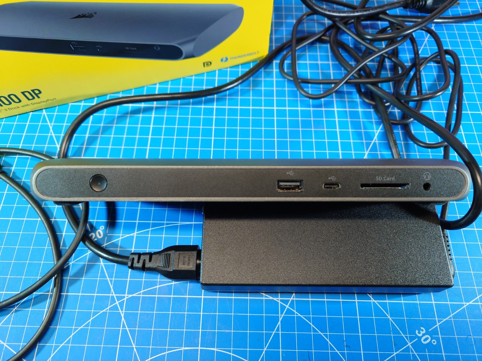 Corsair TBT100 DP Thunderbolt 3 Dock with DisplayPort SD Reader USB Ethernet 