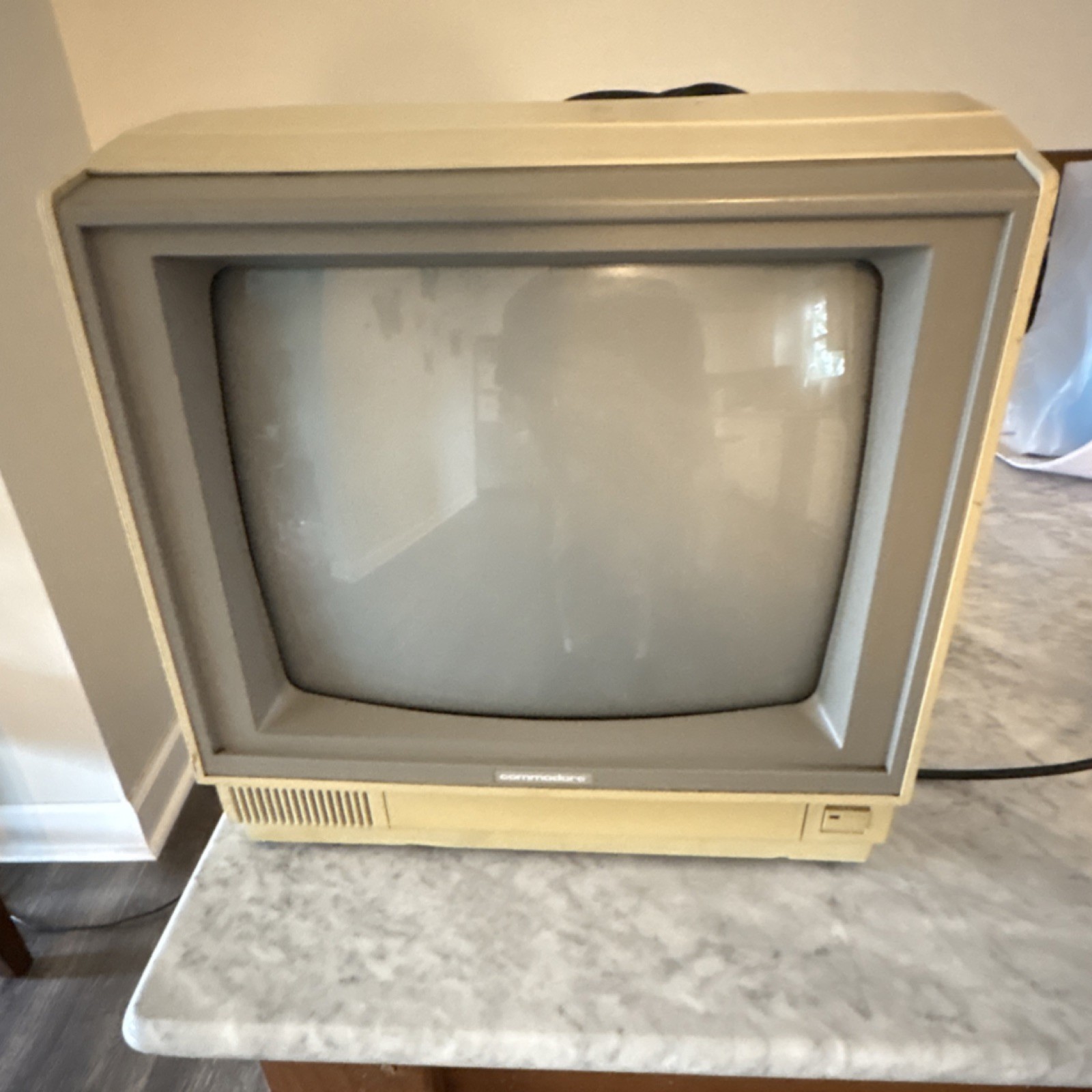 Commodore 1802 13 in CRT Monitor 4:3 Built-in Speakers Composite RCA Beige