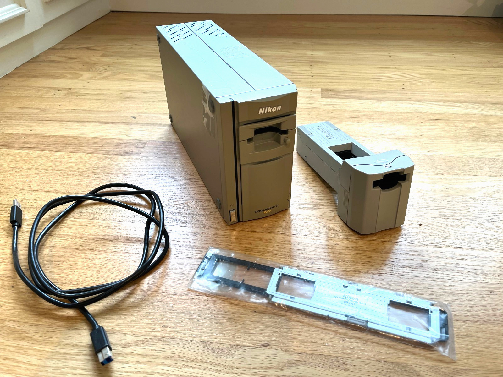 Nikon Coolscan IV LS-40 ED Film Scanner, MA-20 & SA-21 Adapters & FH-3 Holder