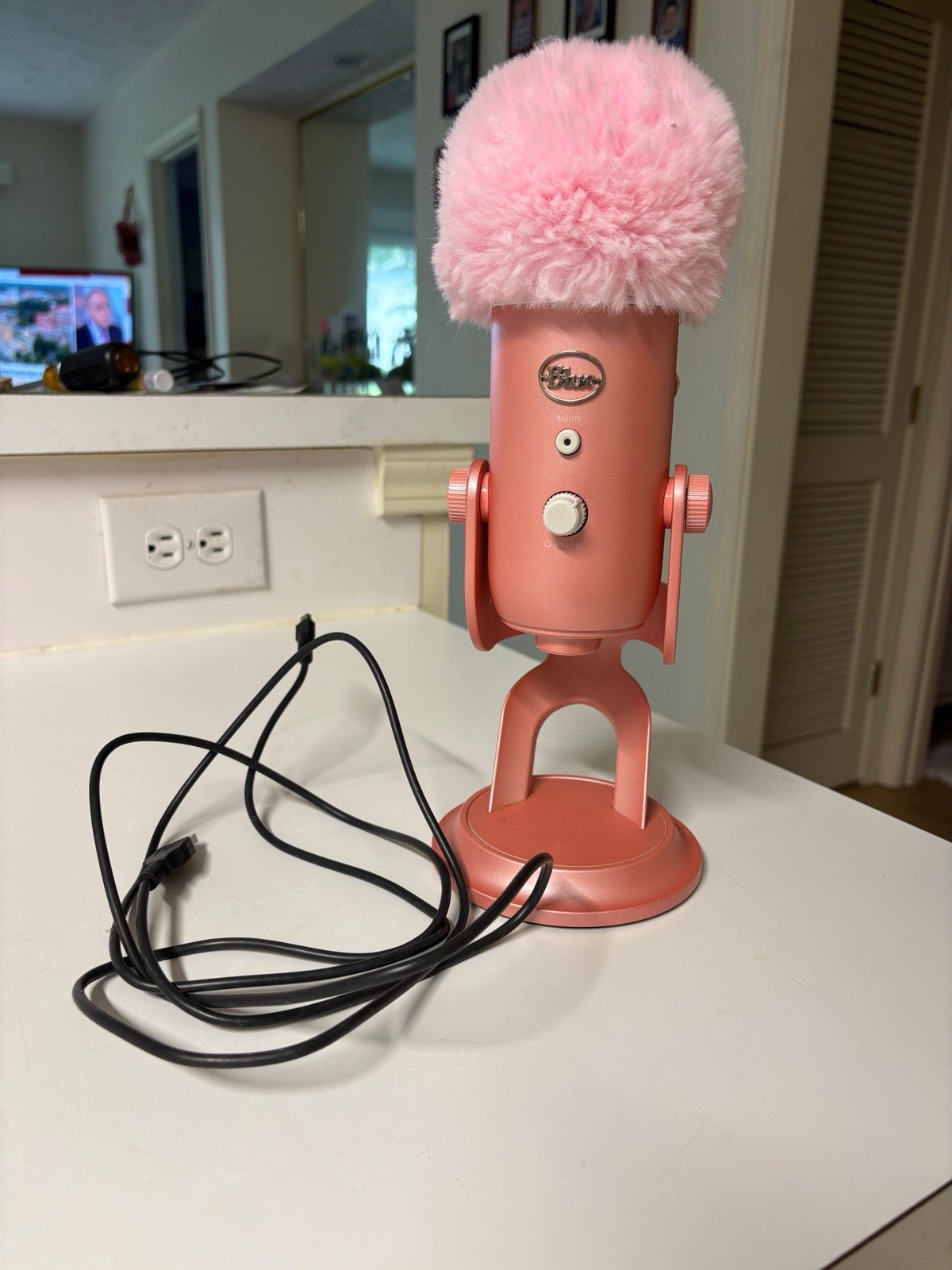 Blue Yeti Aurora USB Microphone Pink, w/ Stand, + Apple Headphones, Box