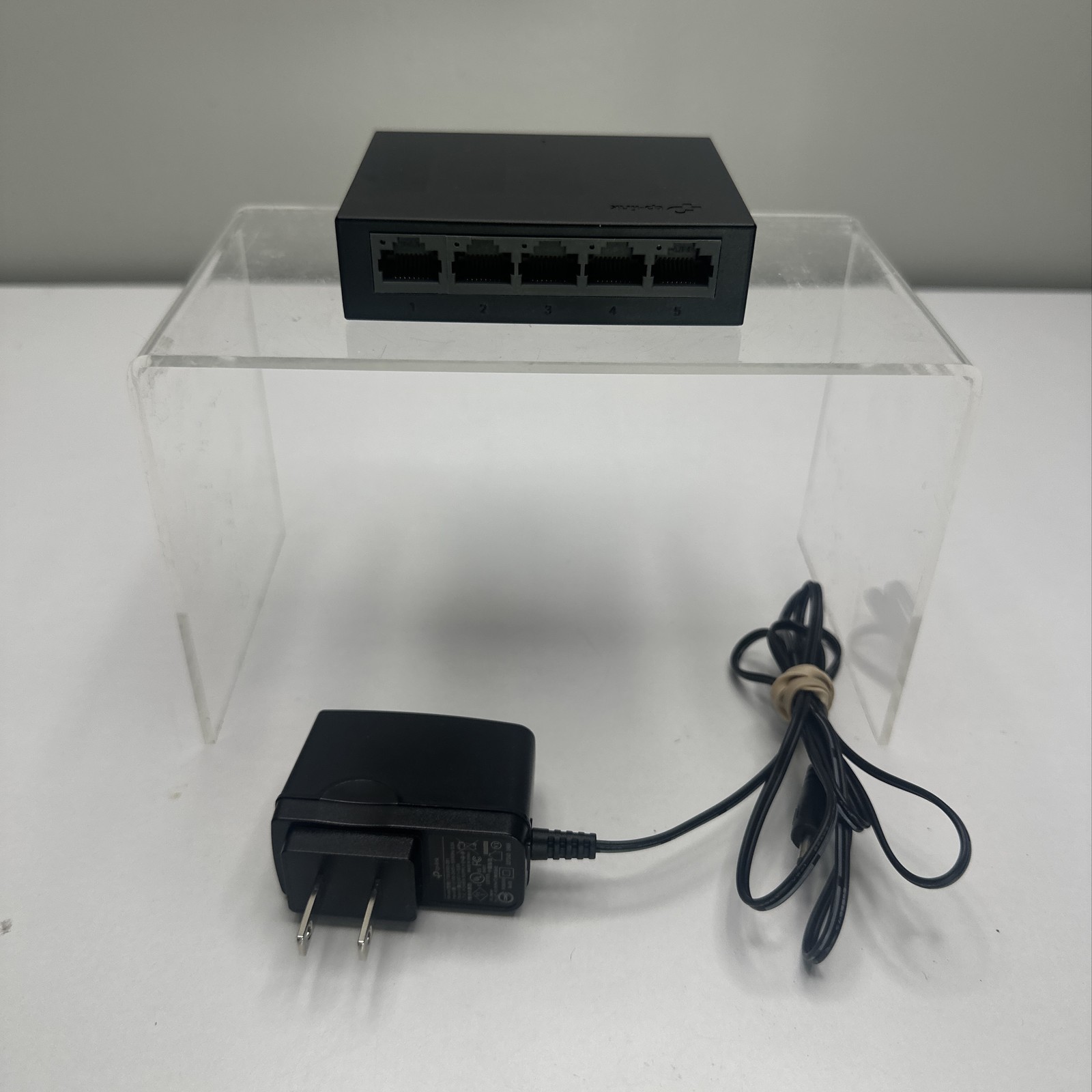 TP-Link LS1005G LiteWave 5-Port 10/100/1000Mbps Gigabit Ethernet Desktop Switch