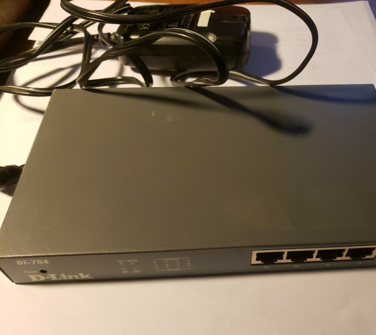 D-LINK MODEL No: DI-704 INTERNET GATEWAY AND FIREWALL WITH 4 Port Switch