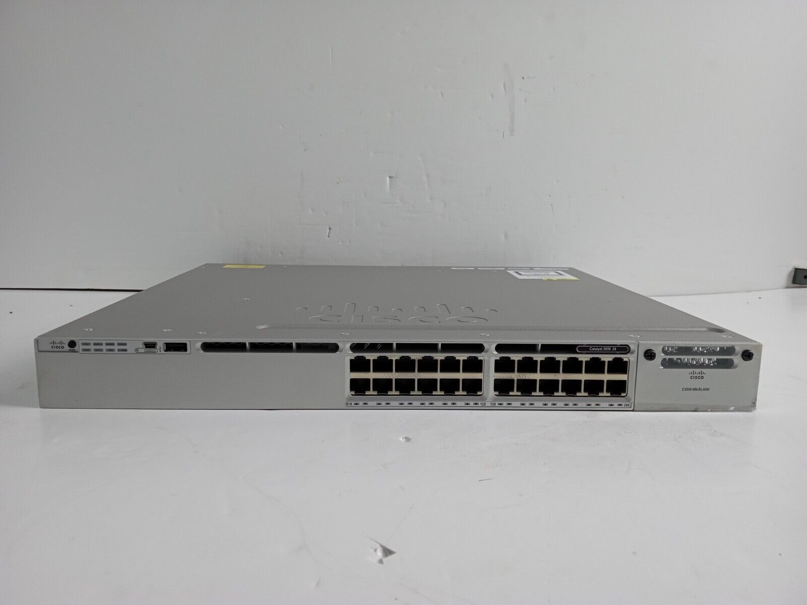 Cisco Catalyst 3850 24-Port Gigabit Network Switch WS-C3850-24T-E V06