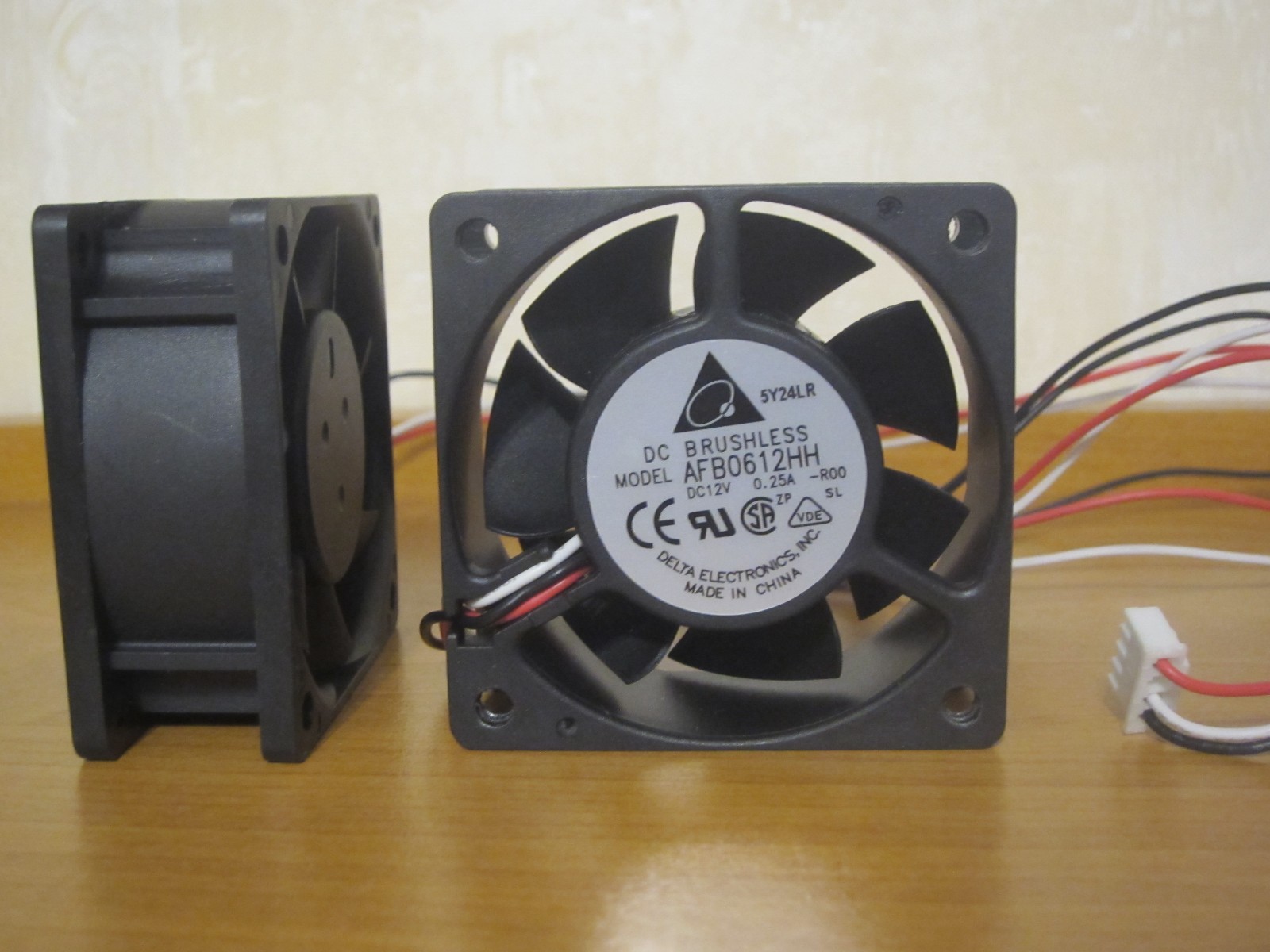 1 x Delta Electronics AFB0612HH Fan (60 mm * 60 mm * 25 mm) 12VDC 0.25A 3 pins