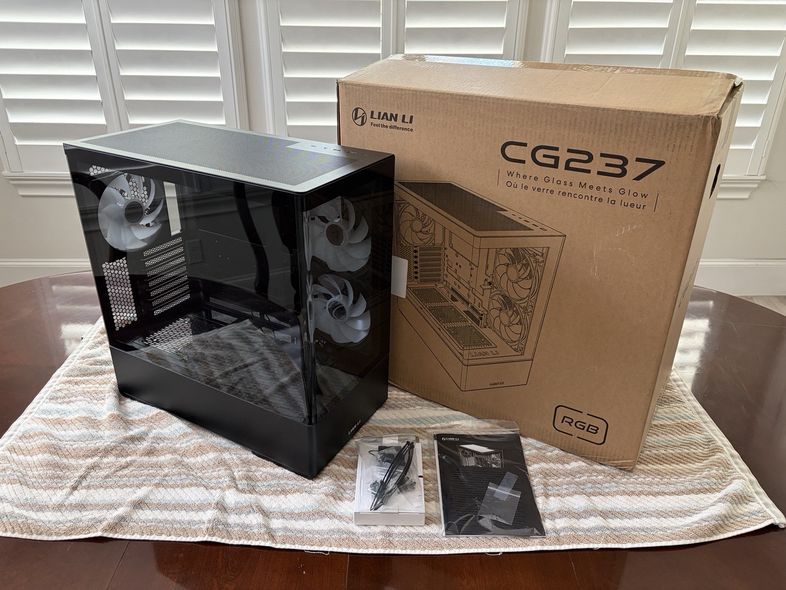 LIAN LI CG237 ATX Mid-Tower Case 3x 140mm RGB Fans Wrap Around Tempered Glass