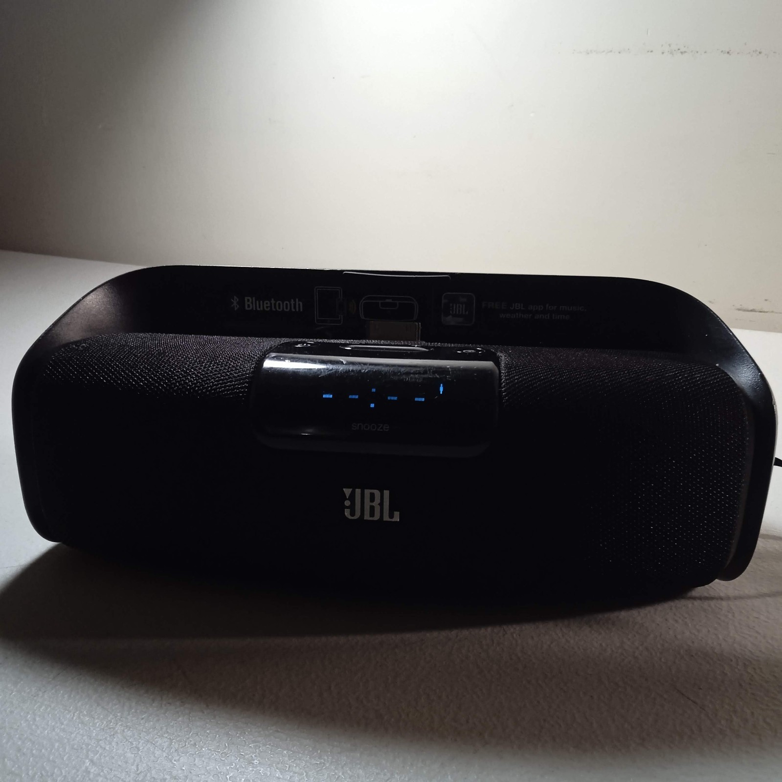 JBL OnBeat aWake Wireless Bluetooth Speaker Dock Clock iPhone iPod iPad App Cntr