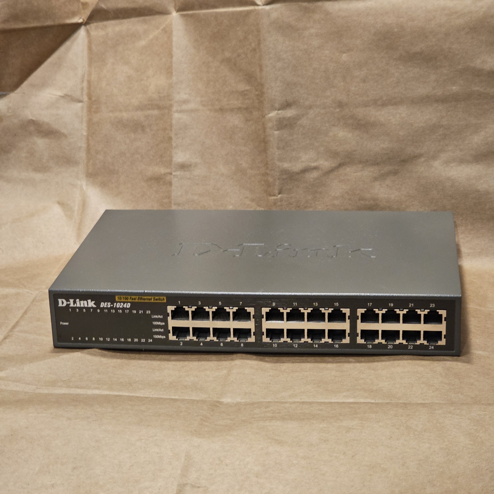 D-Link 24-Port DES-1024D Plug &Play 10/100 Fast Ethernet Switch