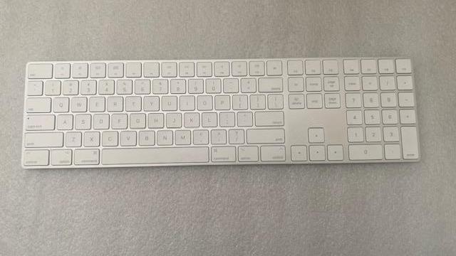  Apple A1843 Wireless Keyboard w/ Numeric Keypad MQ052LL/A Bluetooth Grade B