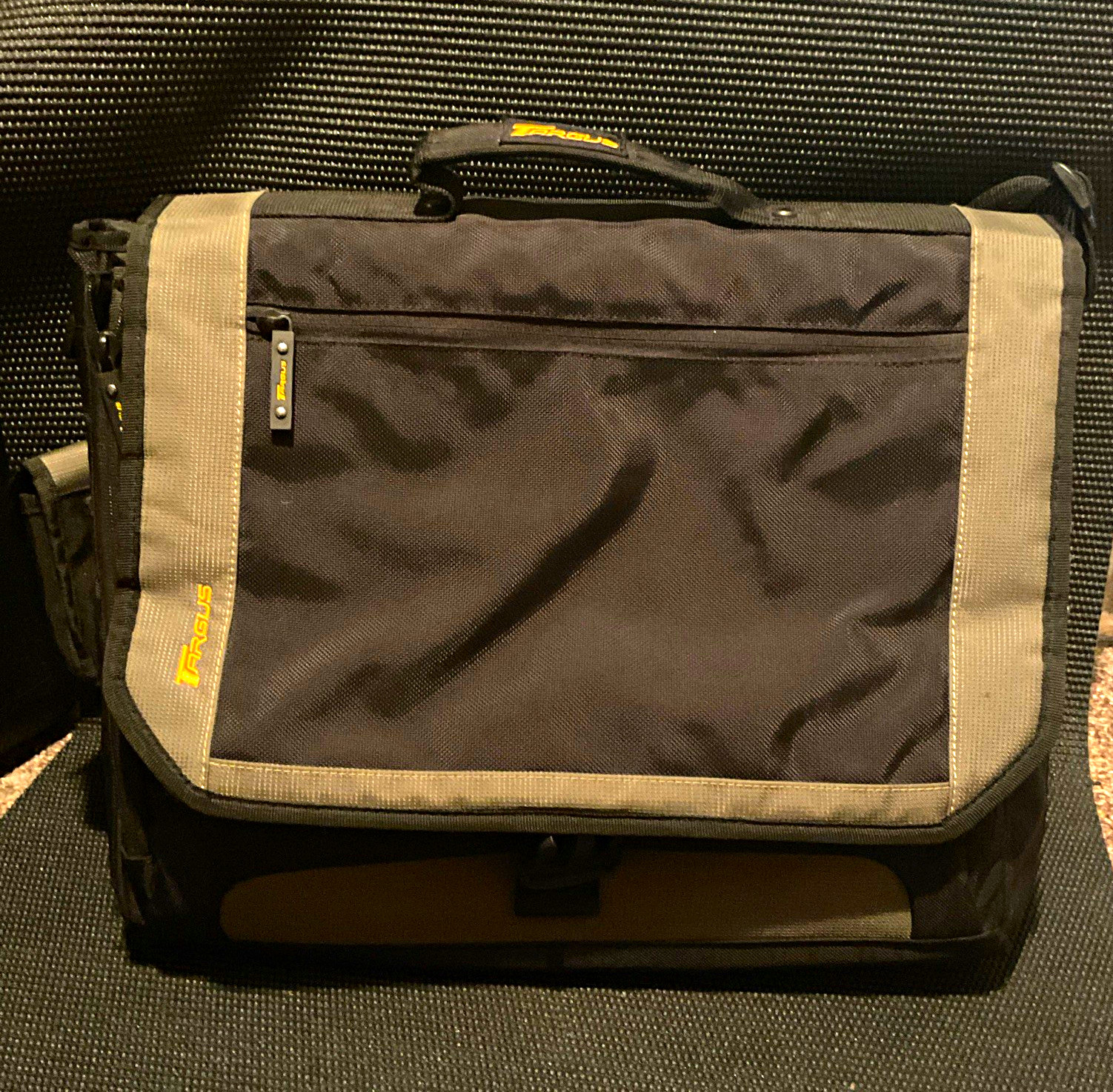 Targus Padded Nylon 15" Laptop Messenger Shoulder Bag Black/Gray Partitions