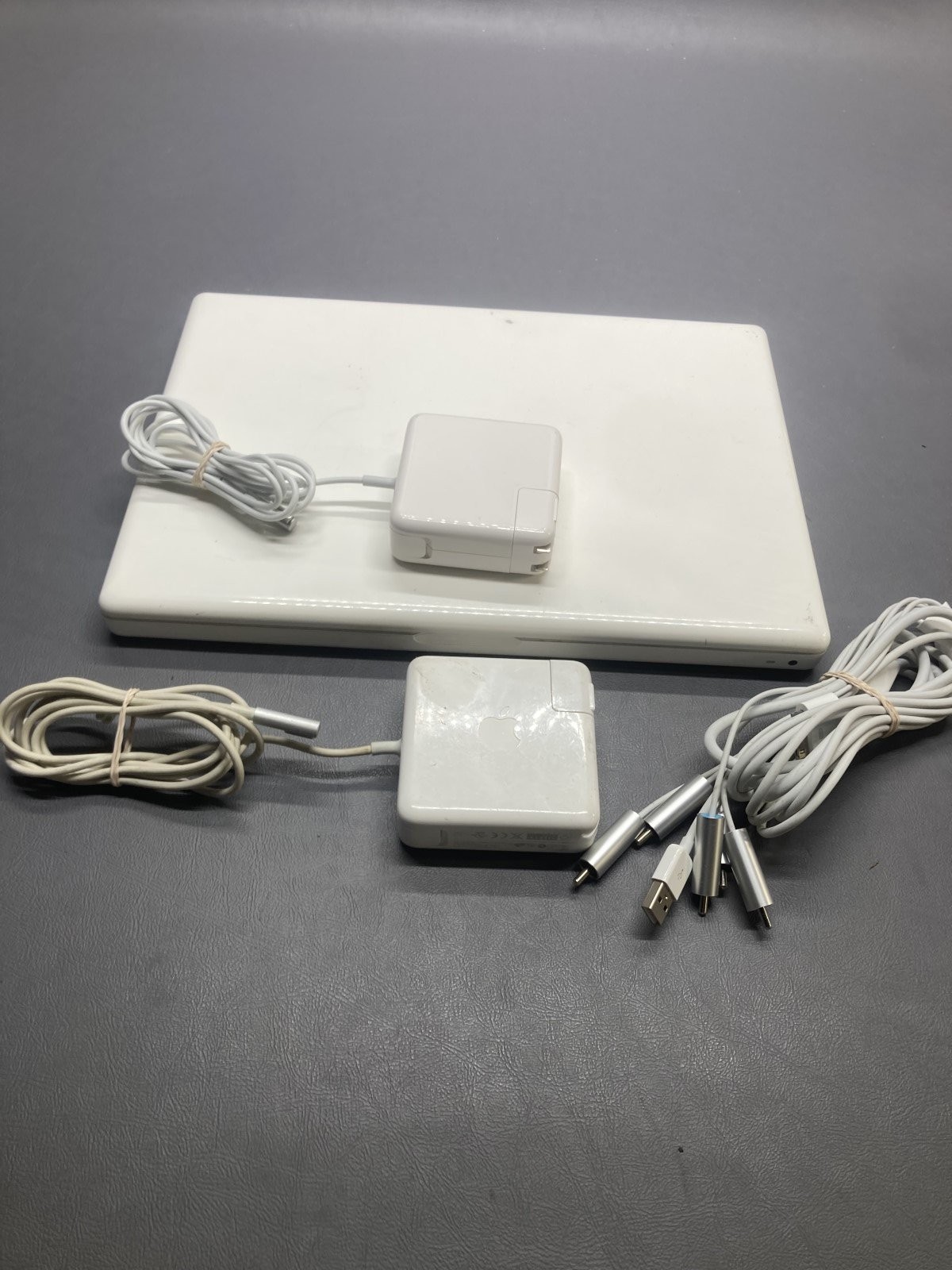 Apple MacBook 13" White A1181 2007 Laptop bundle Mac OS X 2 Chargers AV Cord