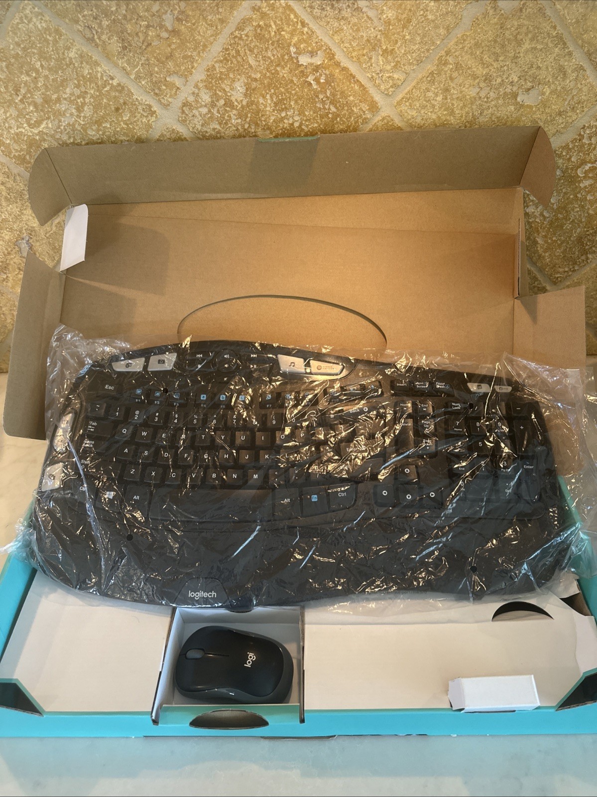 Logitech MK570 Comfort Wave Wireless Keyboard and Mouse Combo - (MISSING USB )
