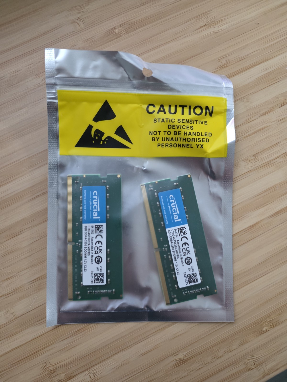 Micron 16GB (2x8GB) DDR4 PC4-3200 260-Pin SODIMM RAM (CT8G4SFS832A.M8FRS)
