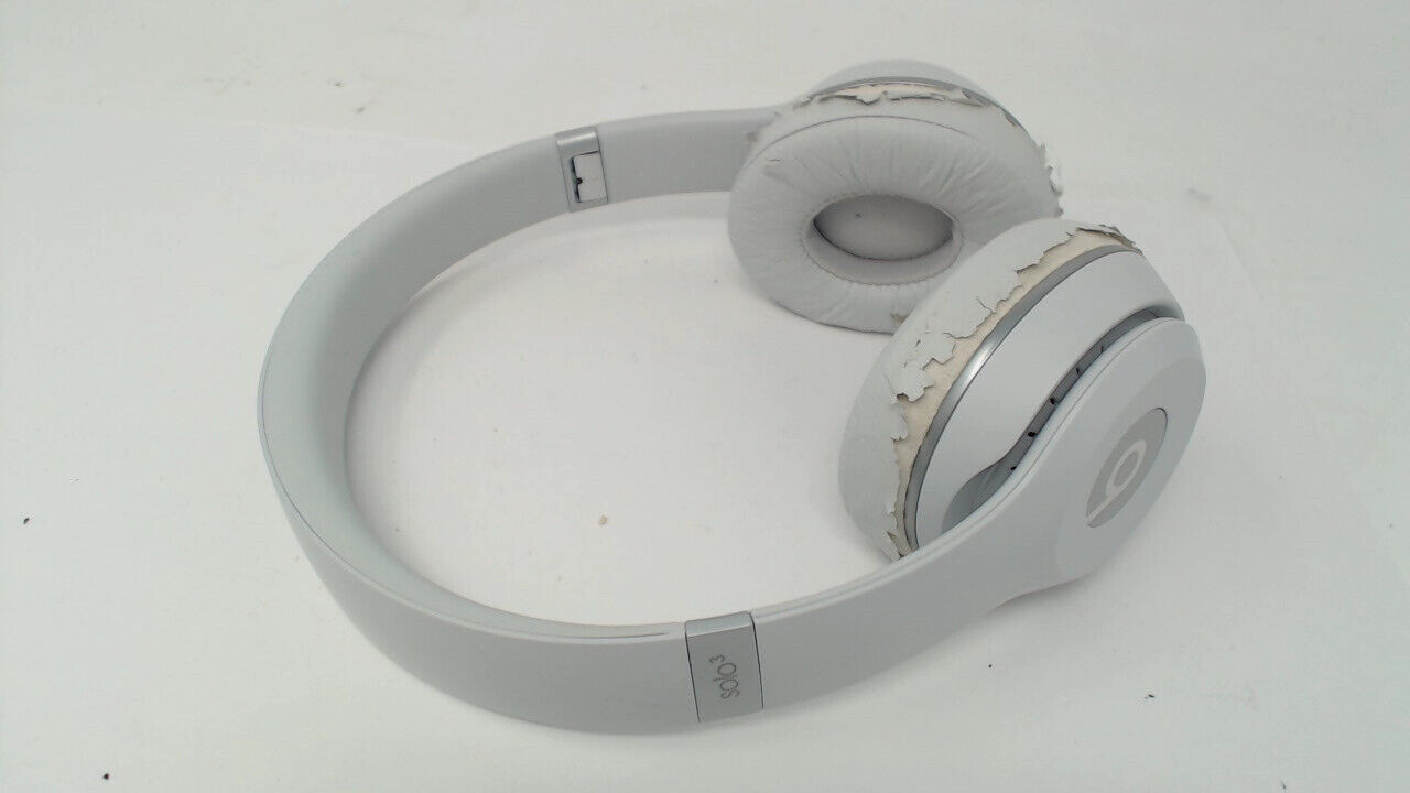 Beats Solo 3 Wireless A1796 Headphones Matte Silver EARPADS FLAKING