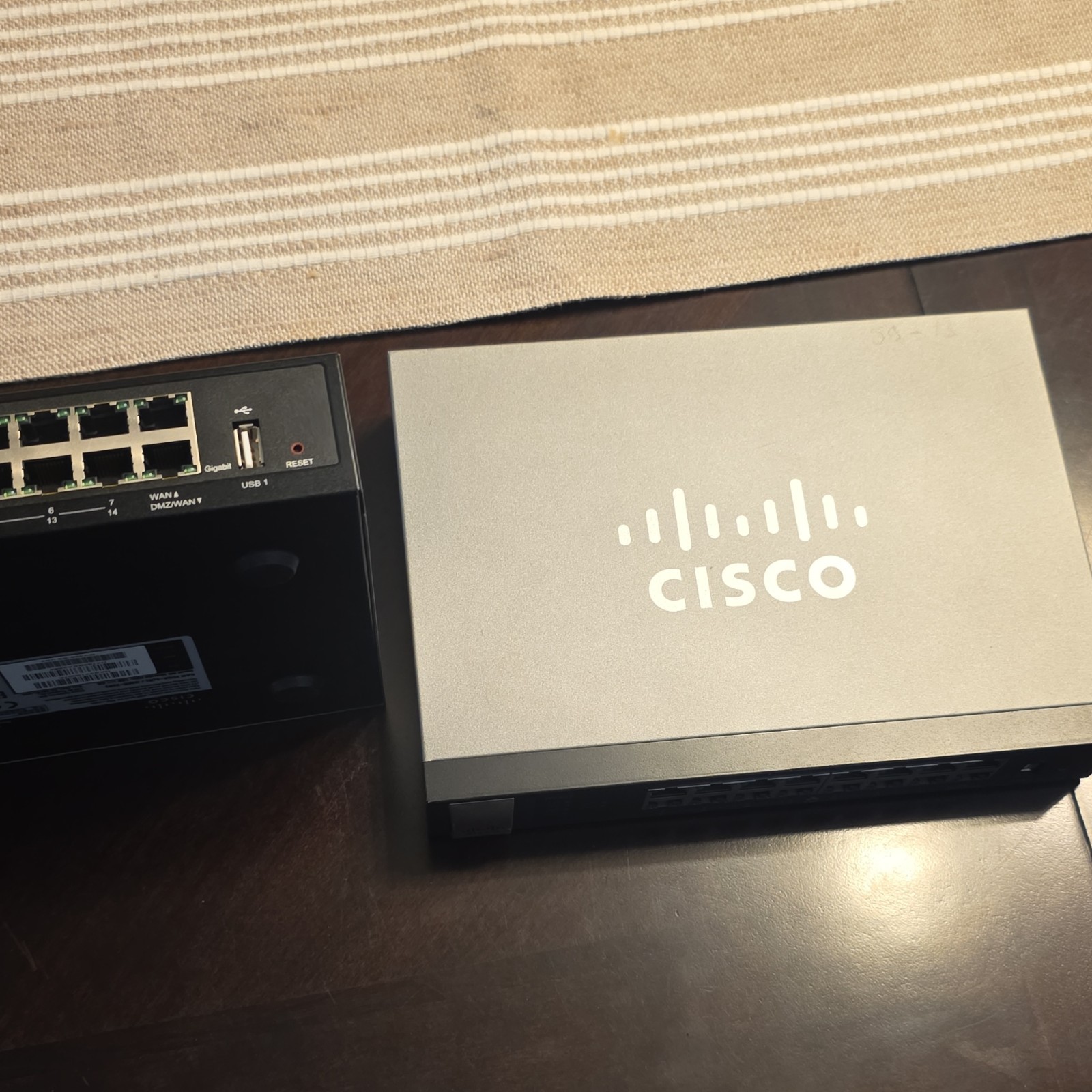 2 Cisco RV180 Desktop Gigabit VPN Router Switch Layer 3 Fully Managed 16 LAN