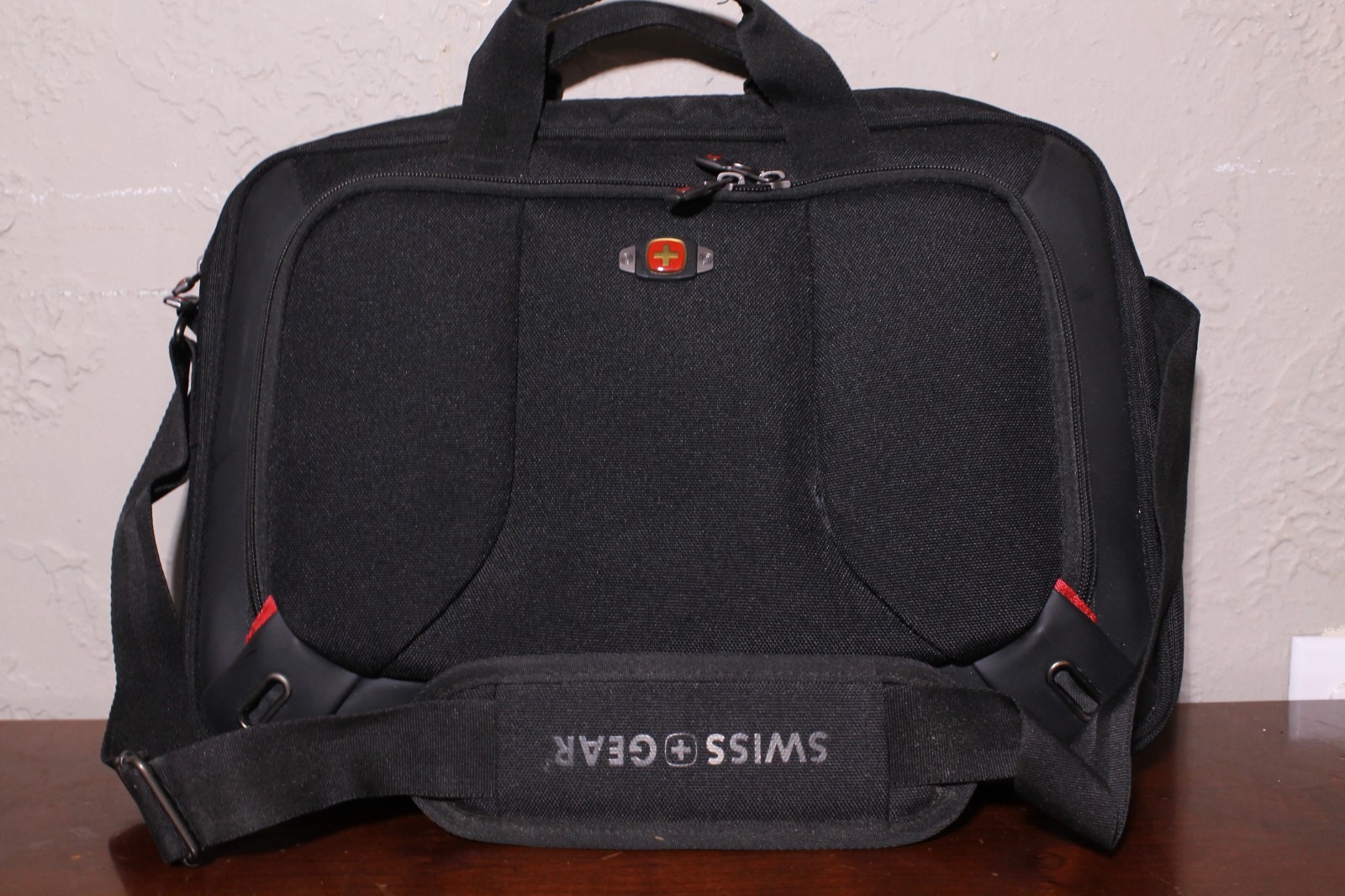 SwissGear Wenger Laptop Black Messenger Computer Bag Pockets Legacy 16x12x3