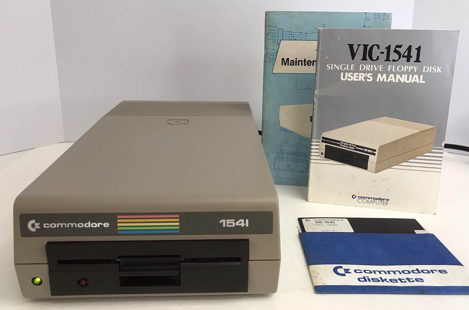 Commodore 1541  Floppy Disk Drive 5.25" POWERS ON Not Tested Further A