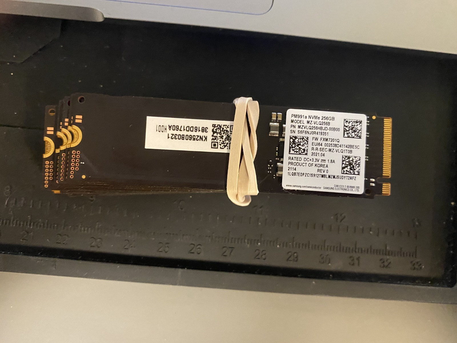 Samsung PM991 256GB M.2 2280 PCIe NVMe Internal SSD (MZVLQ256HBJD)