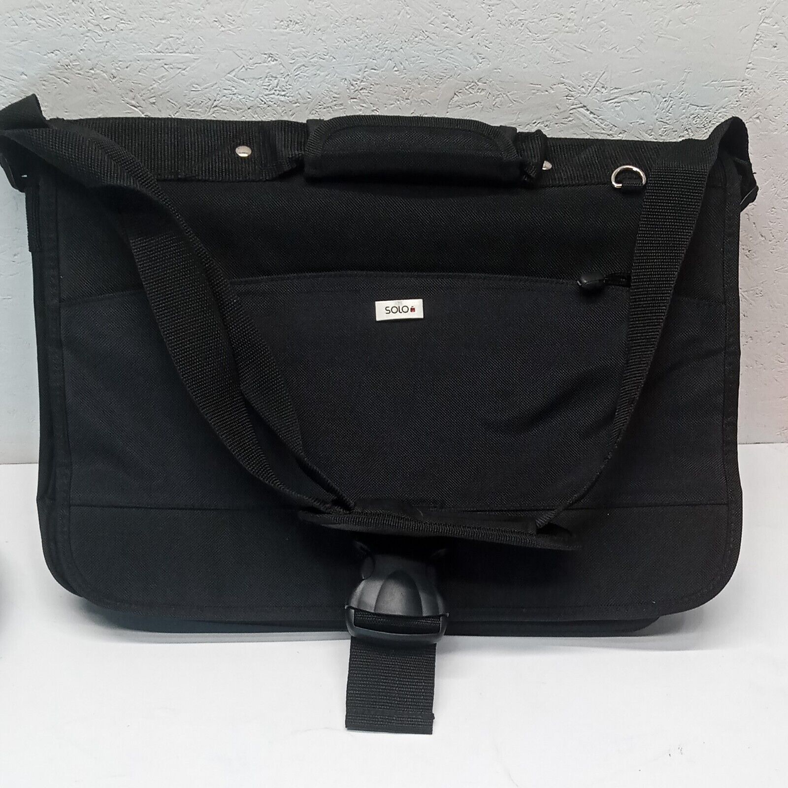  SOLO Laptop Messengar Bag Black Nylon w Padded Sleeve multiple pockets NY-10