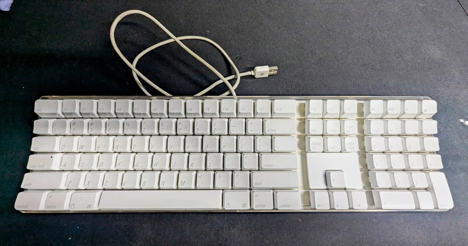 Apple A1048 Wired USB White Keyboard w/ Numeric Keypad QWERTY English