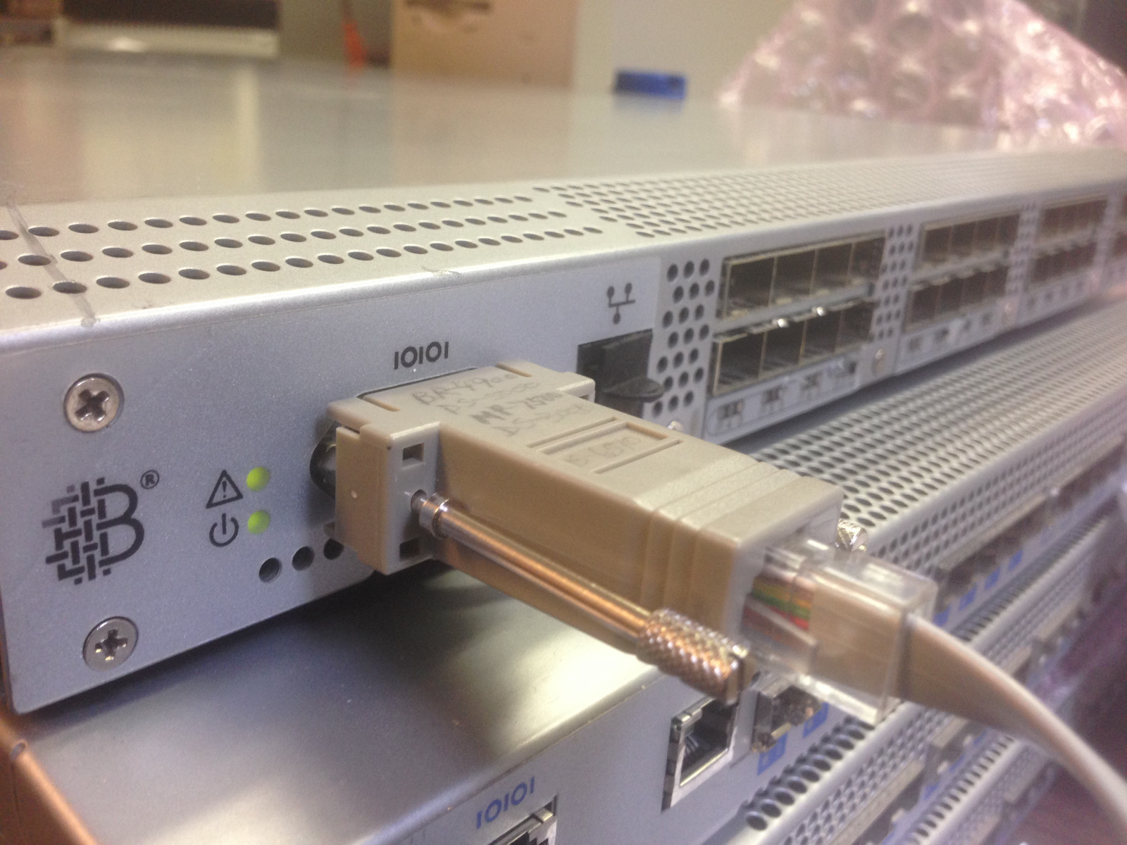 Brocade ER-4132 DS-4100B 4Gb Trunking Fiber Switch 32 Active Ports, Trunking Lic