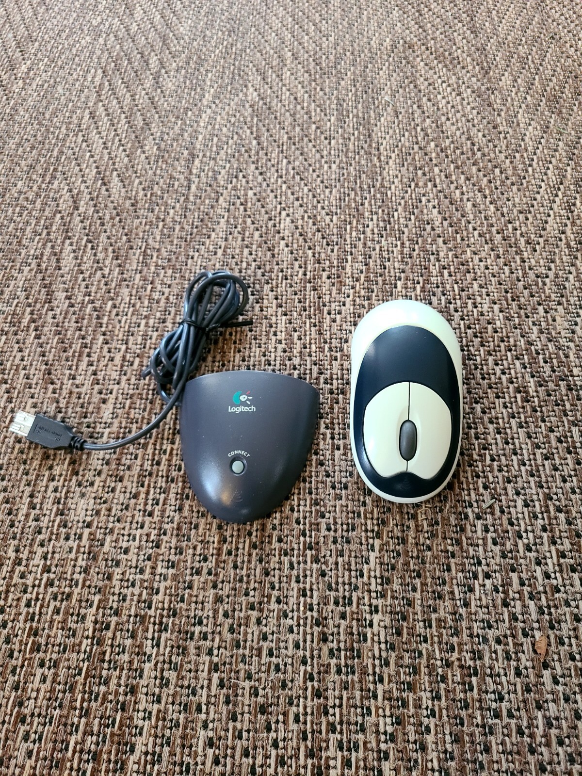 Genuine Logitech 851390-0000 M-RN67 White 2-Button Cordless USB Mouse W/ Dongle 